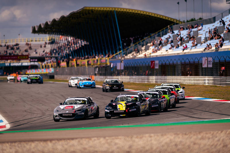 Het spel is op de wagen. De beslissingen vallen in Assen - Mazda MX-5 Cup