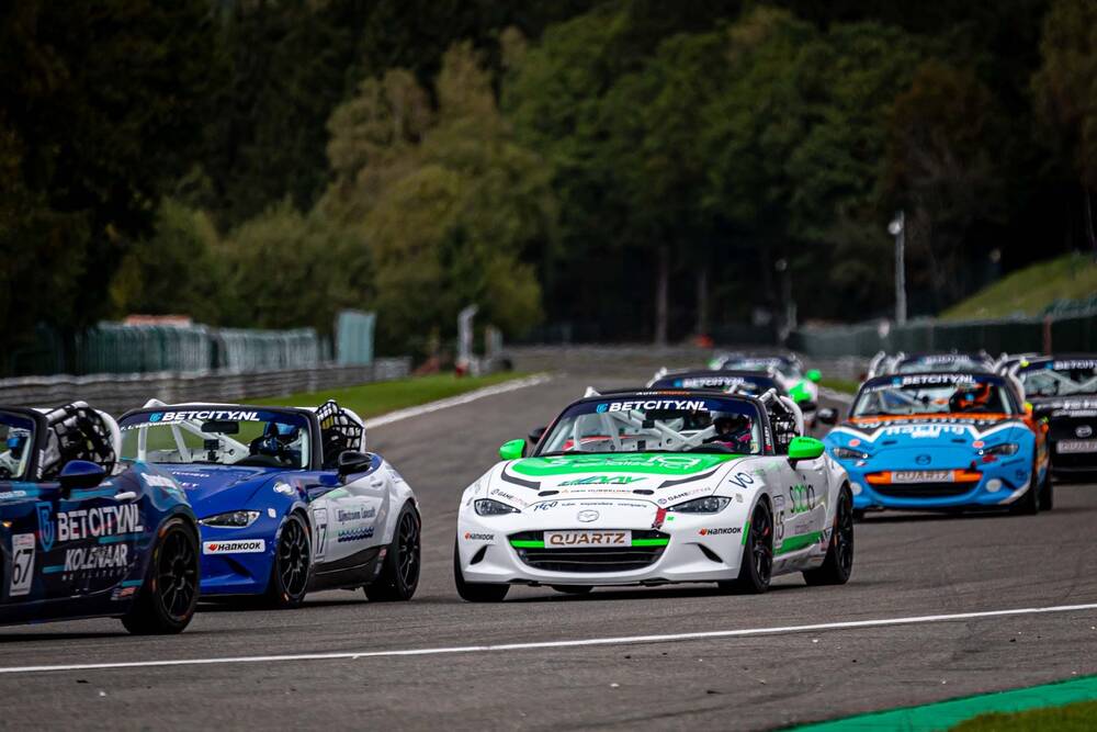 Koele Sam Jongejan wint chaotische eerste race op Spa
