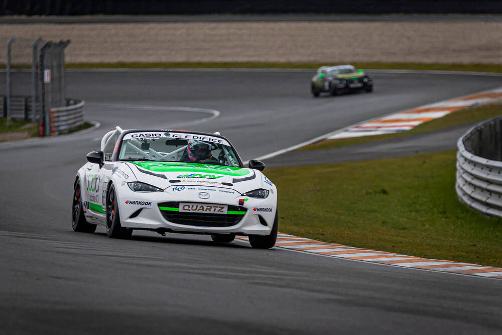 Emoties na winst Sam Jongejan op een koud en nat Circuit Zandvoort