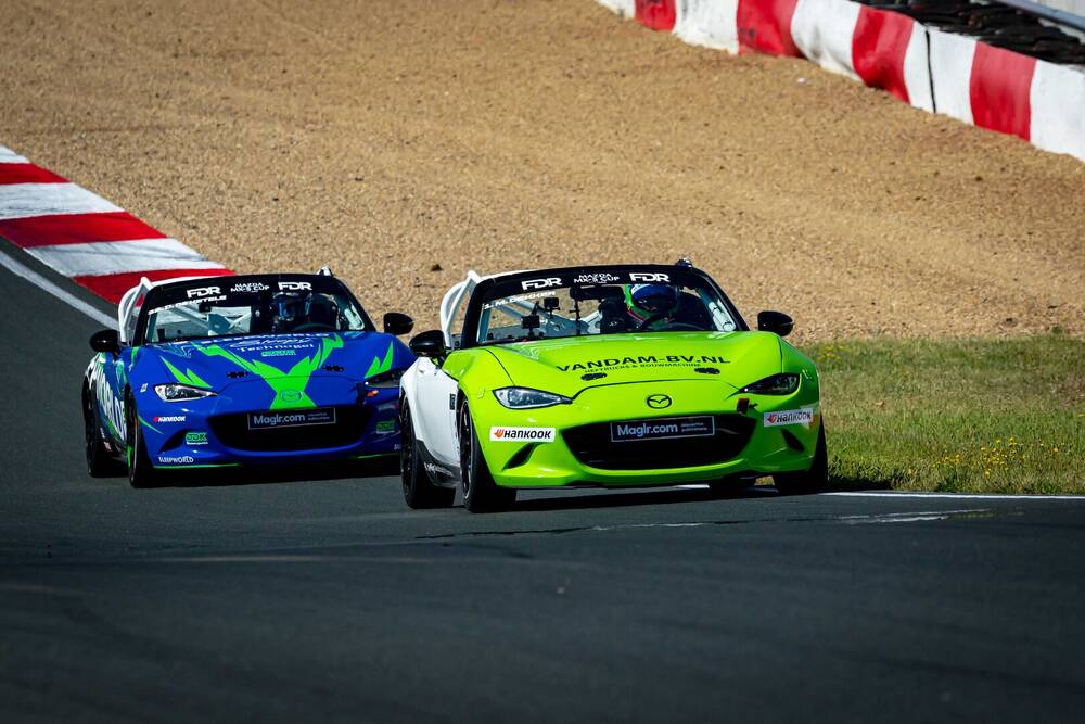 Dekker wint race 2 op Zolder van kop af