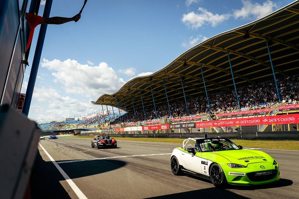 Dekker lacht het laatst na chaotisch spektakel op Assen